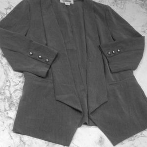 Opened grey blazer with 3/4 sleeve